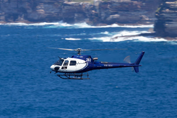 eurocopter as 350b3 helicopter vh-xgc conduce riprese aeree sul porto di sydney. - vh 3 foto e immagini stock