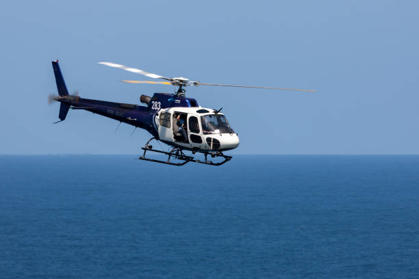 eurocopter as 350b3 helicopter vh-xgc conduce riprese aeree sul porto di sydney. - vh 3 foto e immagini stock