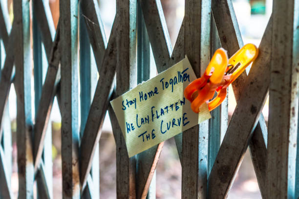 Stay home together we can flatten the curve saying on door lock gate. Practice social distancing self-quarantine and Lockdown at home during State of Emergency on coronavirus pandemic COVID-19 outbreak to prevent infection. quédense juntos en casa podemos aplanar la curva diciendo en la puerta de la puerta de la puerta. practicar la autocuarentena y el bloqueo social en casa durante el estado de emergencia en el brote de pandemia de coronavirus covid-19 para prevenir la infe
