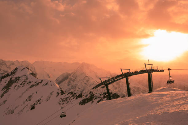 paesaggio tramonto alta montagna con ascensore da sci. in alto. area sciistica delle alpi italiane. - skiing point of view foto e immagini stock