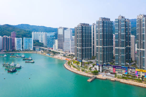 budynki mieszkalne nad zatoką tsuen wan, nowe terytoria, hongkong - hong kong sky blue bay zdjęcia i obrazy z banku zdjęć