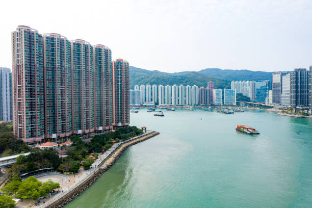 edificios residenciales en la bahía de tsing yi, nuevos territorios, hong kong - clear sky hong kong island hong kong china fotografías e imágenes de stock