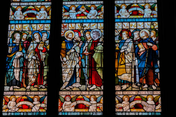 세인트 패트릭 대성당은 더블린에서 가장 인기 있는 관광 명소 중 하나입니다. 1220년에서 1260년 사이에 지어진 대성당은 중세 도시 더블린에서 몇 안 되는 건물 중 하나입니다. - stained glass church indoors close up 뉴스 사진 이미지