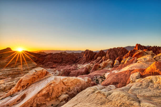 paisagem do parque estadual do vale do fogo ao nascer do sol perto de las vegas, nevada, eua - rock pattern canyon usa - fotografias e filmes do acervo