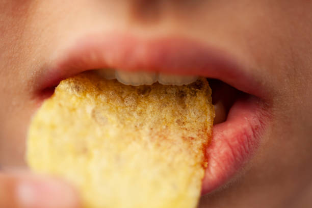 girl eating potato chips - young potatoes imagens e fotografias de stock