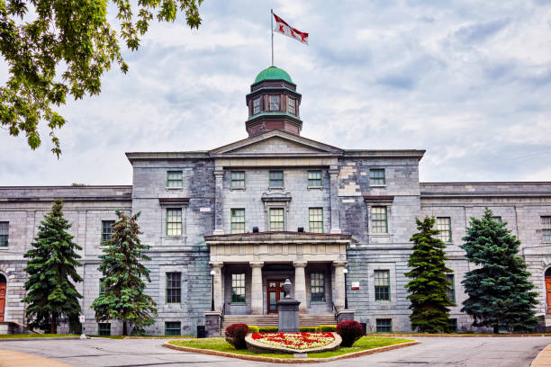 historyczny budynek główny uniwersytetu mcgill w montrealu, quebec, kanada - canada american flag canadian culture usa zdjęcia i obrazy z banku zdjęć