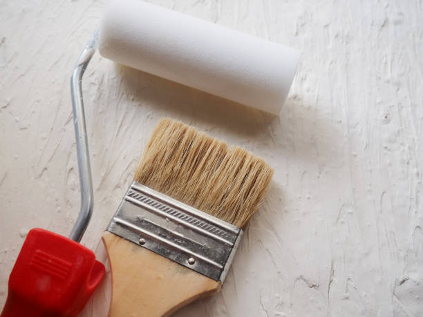 Tool for painting work. Spatula and brushes. Set of items for repair. Top view of a builder with a brush and spatula for applying putty on wood. Free space for advertising, text. authentic photo, real brush after repair on putty, real image of repair. herramienta para el trabajo de pintura. espátula y cepillos. conjunto de artículos para reparación. vista superior de un constructor con un cepillo y espátula para aplicar la putta en la madera. espacio libre para publicidad, texto. foto auténtica, ce