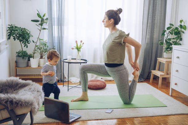 упражнения на йогу - mother exercising baby child стоковые фото и изображения