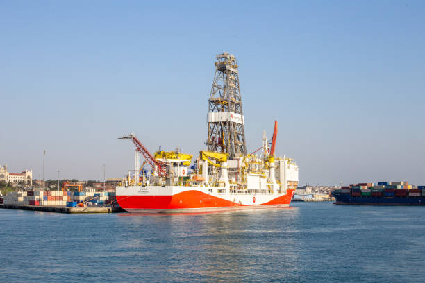 トルコ初の国内掘削船「ファティ」は、イスタンブールのウスクダルにあるハイダルパサ港でマストの略称を付けた後、黒海での掘削活動に参加する。 - drillship ストックフォトと画像