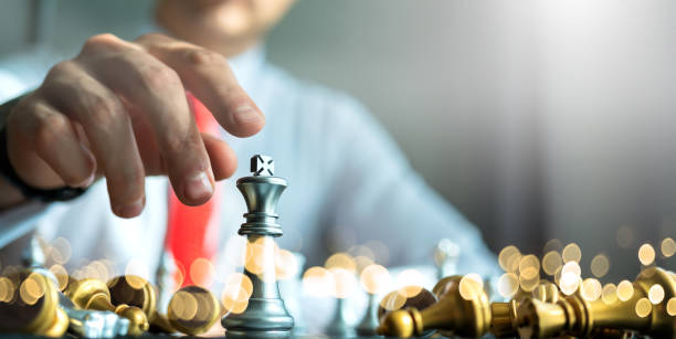 estrategia de negocios juego de mesa de ajedrez de lluvia con fondo negro toque a mano con espacio de copia libre para su texto - concentration chess playing playful fotografías e imágenes de stock