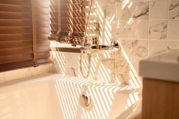 banheira branca em banheiro limpo com janela grande e sombra de madeira com tempo de noite leve - blinds wood bathroom indoors - fotografias e filmes do acervo