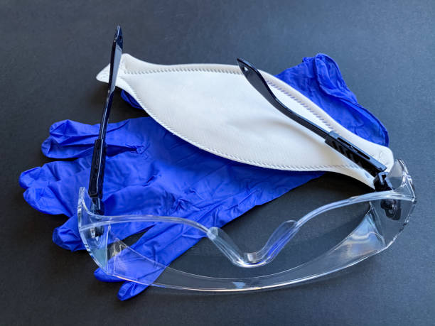 máscara médica branca protetora ppe2.  óculos transparentes protetores.  luvas de nitril azul. - nitril - fotografias e filmes do acervo