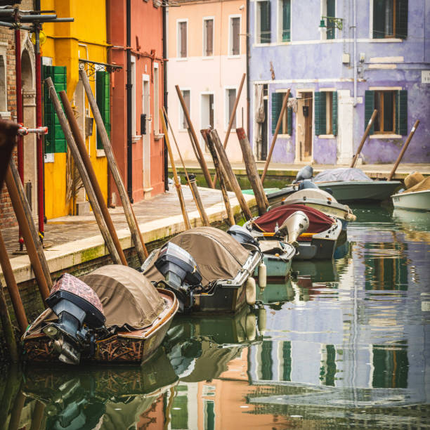 canal boreno & barcos - urban scene building exterior reflection house - fotografias e filmes do acervo