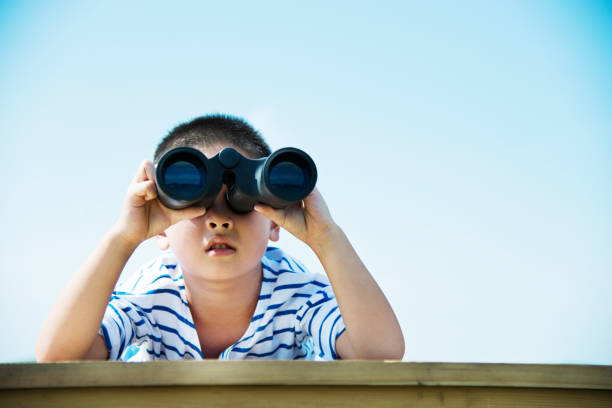 маленький мальчик, смотря в бинокль - little boys discovery binoculars child стоковые фото и и�зображения