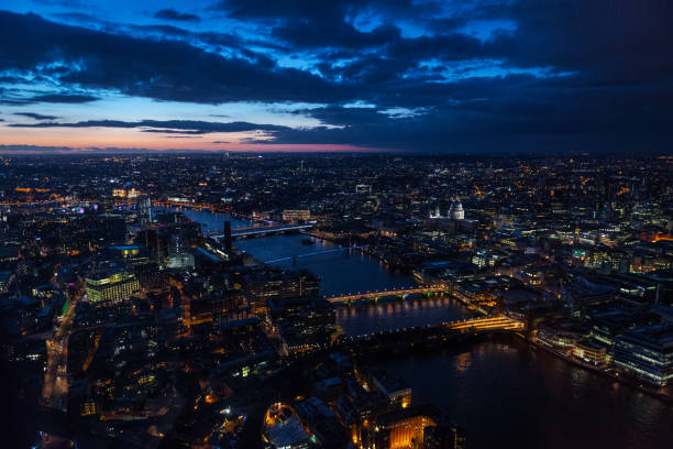 лондонский городской пейзаж в сумерках - london england aerial view skyscraper mid air стоковые фото и изображения