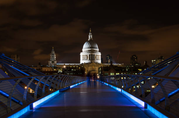 st paul es cathedral in london nachts beleuchtet - millennium footbridge stock-fotos und bilder