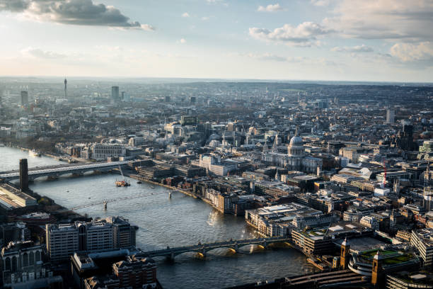 horizon de londres d’en haut au crépuscule - london england aerial view skyscraper mid air photos et images de collection