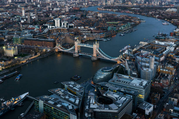 paysage urbain de londres au crépuscule - london england aerial view skyscraper mid air photos et images de collection