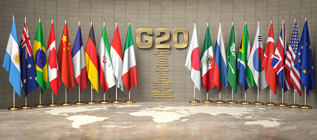Cumbre del G20 o concepto de reunión. Fila de banderas de los miembros del Grupo de los Veinte del G20 y lista de países en una sala de conferencias. photo