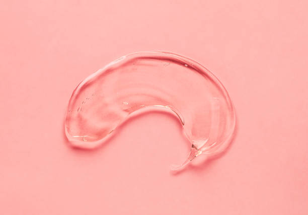 różowy fioletowy przezroczysty żel kosmetyczny z bąbelkami na odizolowanym tle - facial cleanser moisturizer aloe vera gel nature zdjęcia i obrazy z banku zdjęć