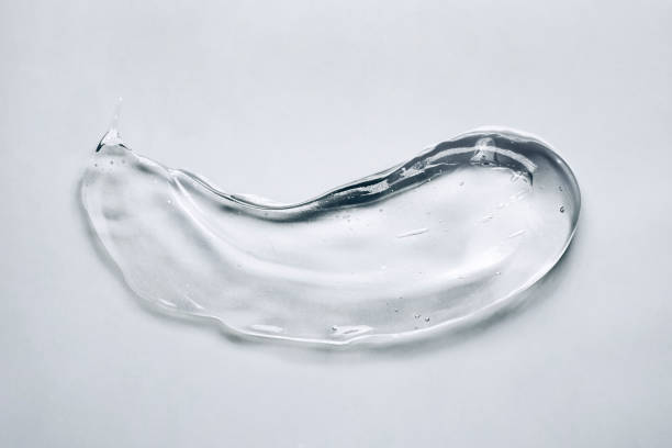 gel cosmético cinza azul transparente com bolhas em fundo isolado - silício - fotografias e filmes do acervo