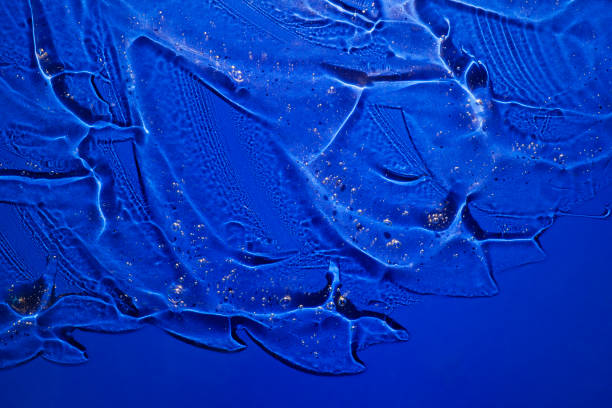 akwamarynowy niebieski szary przezroczysty żel kosmetyczny z bąbelkami na odizolowanym tle - facial cleanser moisturizer aloe vera gel nature zdjęcia i obrazy z banku zdjęć