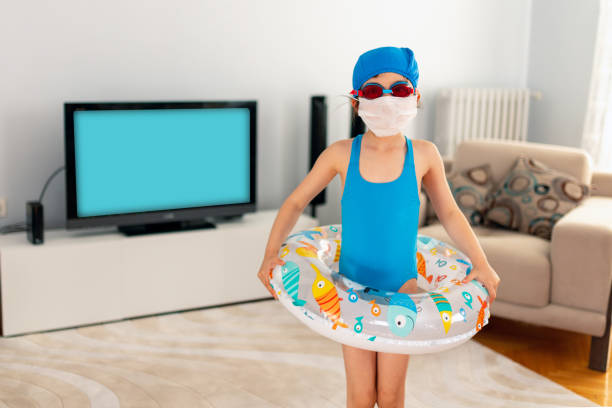 전염병으로 인해 휴가를 갈 수없는 사람들 - inner tube inflatable swimming little girls 뉴스 사진 이미지