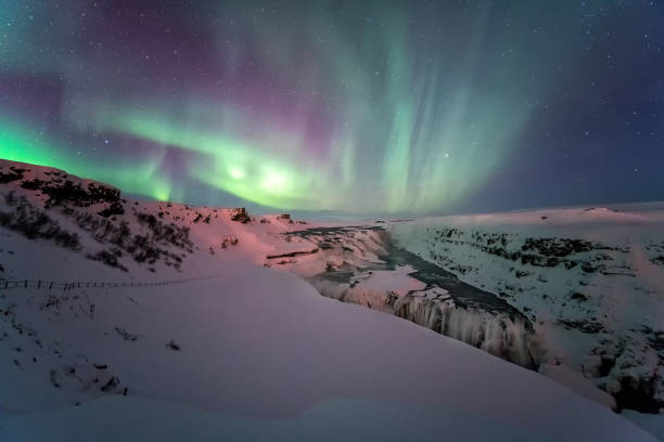 northern lights dancing by gulfoss waterfall - gullfoss falls imagens e fotografias de stock