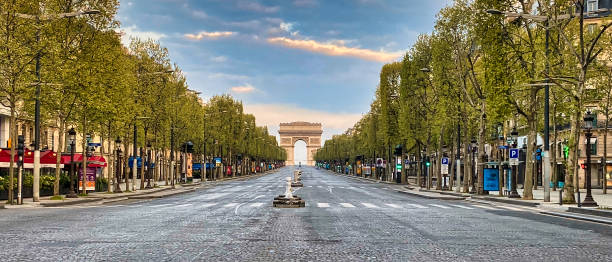 champs-elysées completely empty during the health crisis - tranquil scene sky road street imagens e fotografias de stock