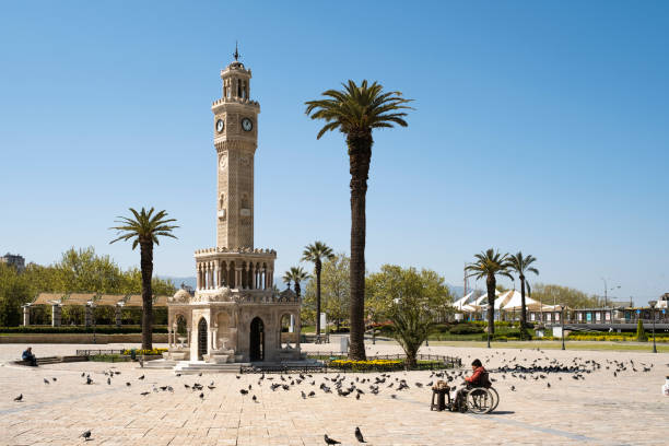 torre del reloj de izmir turquía. calles vacías debido a coronavirus pandemi. la gente de isizmir se queda en casa. - izmir turkey konak clock tower fotografías e imágenes de stock