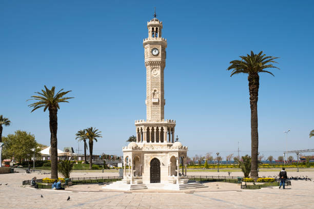 torre del reloj de izmir turquía. calles vacías debido a coronavirus pandemi. la gente de isizmir se queda en casa. - izmir turkey konak clock tower fotografías e imágenes de stock