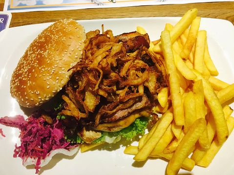 a burger with pommes