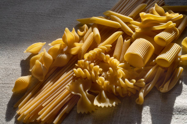 イタリアの未調理ドライパスタ - pasta directly above fusilli food ストックフォトと画像