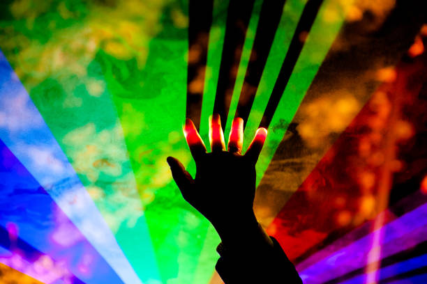 raak de regenboog aan - cultuurverschillen stockfoto's en -beelden