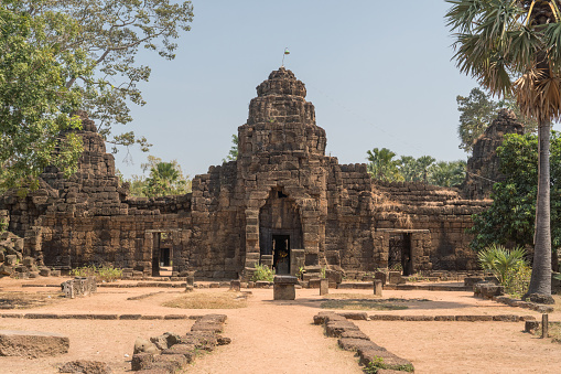 Thar Luang Monastery（luán）in Vientiane, Laos.\nThar Luang Monastery（luán）is a Buddhist shrine in Laos. Thar Luang is a unique building that Lao people are proud of, its architectural form, layout and structure are renowned. Built in 737 AD, it is considered a national treasure of Laos,\nThe top of the main tower is gilded, shining with gold in the sun. After it was rebuilt in the 1930s, it became the most important pagoda in the hearts of the Lao people.\nThis is the office building inside the Thar Luang Monastery\n(Pagoda Luang Temple) scenic spot.