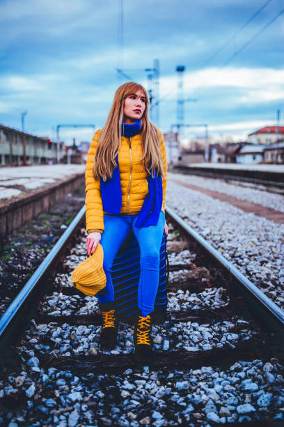 junge frau mit koffer auf bahngleis - leaving loneliness women railroad track stock-fotos und bilder