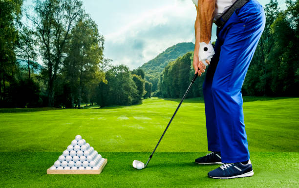 jugador de golf en un campo de prácticas - practicing golf putting golf flag fotografías e imágenes de stock