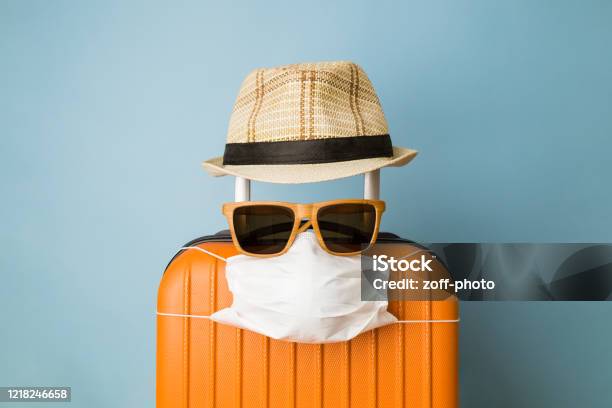 Maleta Con Sombrero Gafas De Sol Y Máscara Médica Protectora Sobre Fondo Azul Pastel Mínimo Creativo Coronavirus Covid19 Concepto De Viaje Foto de stock y más banco de imágenes de Viajes