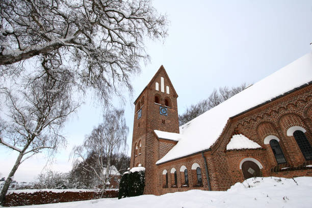 traditionelle kirche in dänemark - denmark architecture nature rural scene stock-fotos und bilder