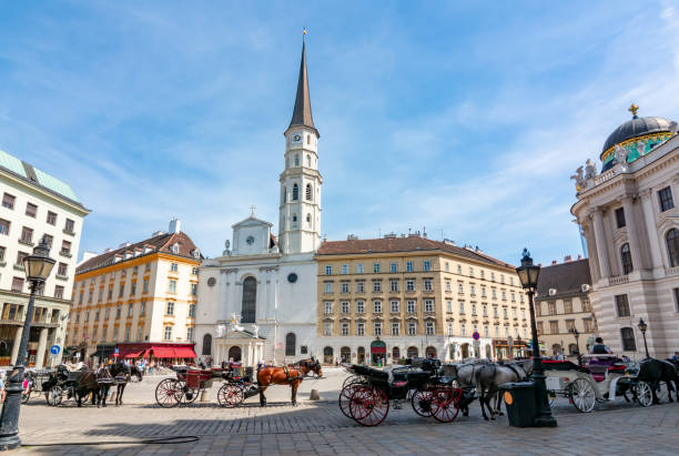 конные вагоны на михайловской площади (михаэлерплац), вена, австрия - михайловская площадь стоковые фото и изображения
