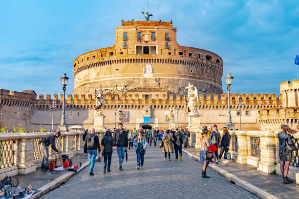 ローマ、イタリア。アエリアン橋(サンタンジェロ橋)と聖なる天使の城 - angel ponte sant angelo statue castel santangelo ストックフォトと画像