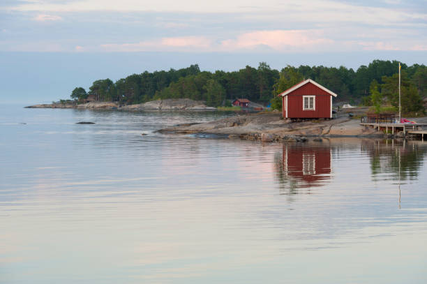 ładny domek na skale w pobliżu morza w archipelagu - red cottage small house zdjęcia i obrazy z banku zdjęć