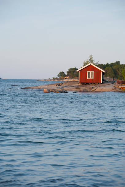 nettes häuschen auf einem felsen in der nähe des meeres im archipel - stockholmer archipel stock-fotos und bilder