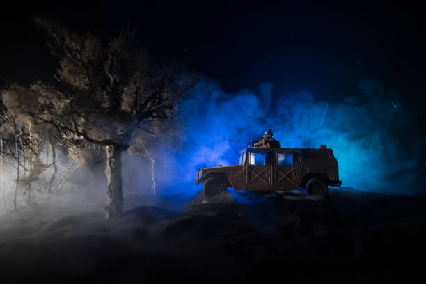 concepto de guerra. escena de batalla en el fondo del cielo de niebla de guerra, siluetas de lucha por debajo del horizonte nublado por la noche. - car individuality military 4x4 fotografías e imágenes de stock