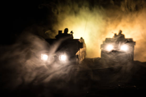 concepto de guerra. escena de batalla en el fondo del cielo de niebla de guerra, siluetas de lucha por debajo del horizonte nublado por la noche. - car individuality military 4x4 fotografías e imágenes de stock