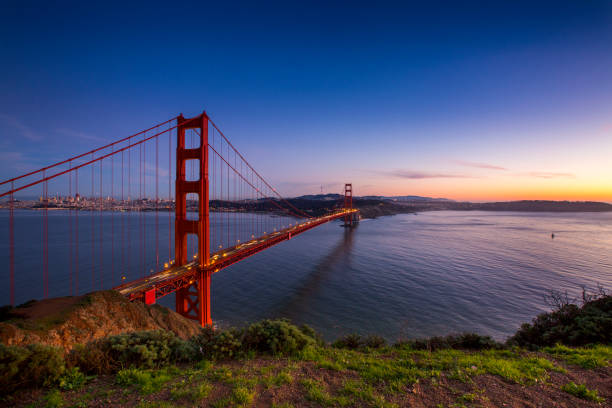 puesta de sol sobre el puente golden gate - bridge road city golden gate bridge fotografías e imágenes de stock