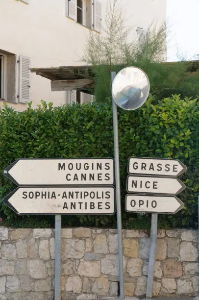Streetsigns in Valbonne to Mougins, Cannes, Sophia-Antipolis, Antibes, Grasse, Nice and Opio