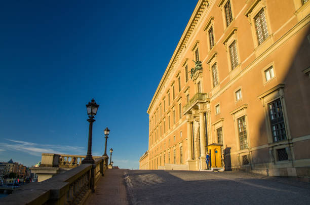 guard soldier at post near central enter royal palace northern facade kungliga slottet in historical centre gamla stan old town (official residence of swedish monarch) - kungliga imagens e fotografias de stock