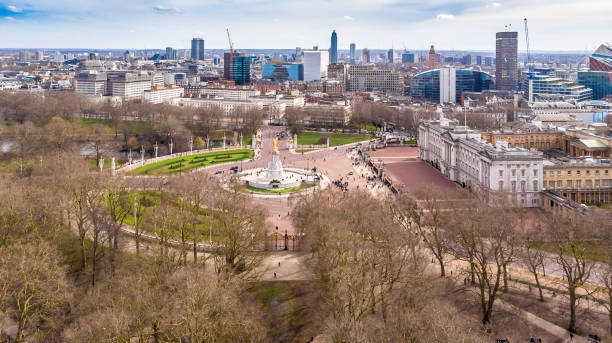 晴れた日のグリーンパークの空中写真、ロンドン - palace buckingham palace london england famous place ストックフォトと画像
