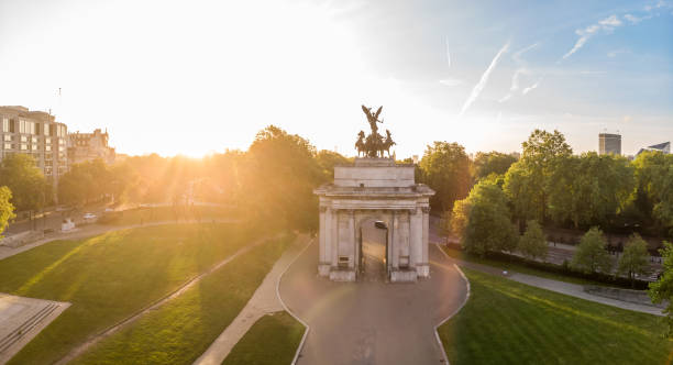 vista aérea del arco de wellington en londres - hyde park fotografías e imágenes de stock